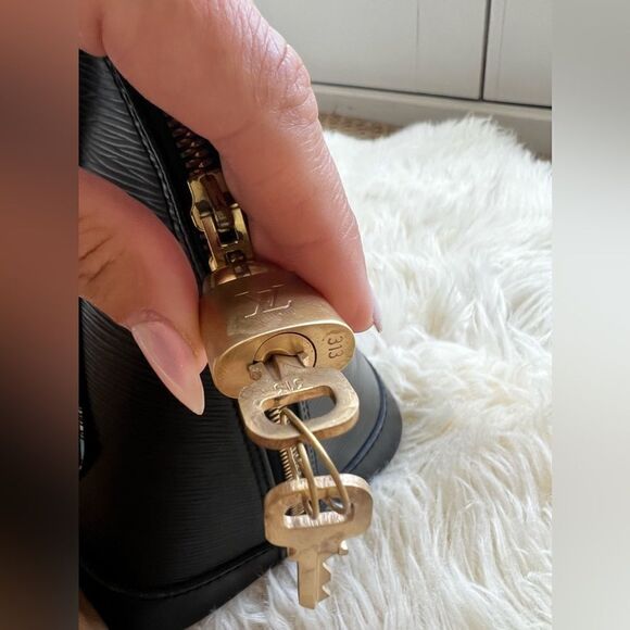 AUTHENTIC LOUIS VUITTON ALMA in Black Epi Leather - Picture 4 of 14